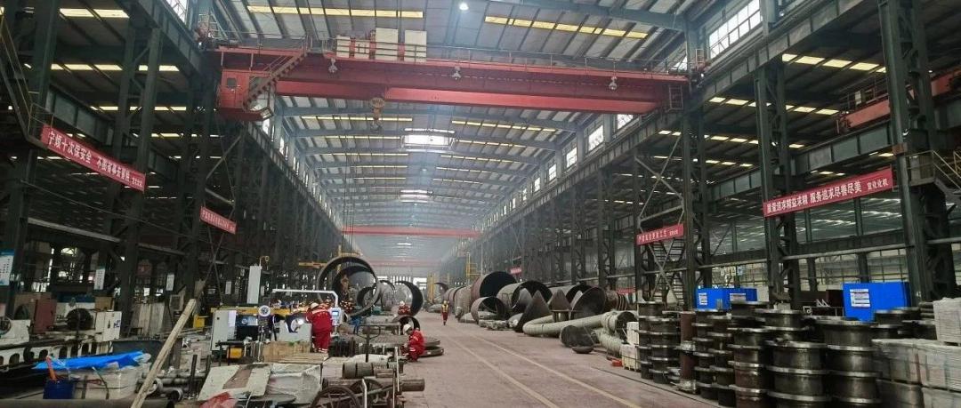 【現(xiàn)場(chǎng)辦公】化機(jī)公司黨委書記、董事長(zhǎng)、總經(jīng)理?xiàng)钪袧梢恍械揭牧曛圃旎噩F(xiàn)場(chǎng)辦公