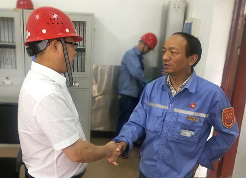 王大真到宜都園區(qū)、股份公司看望慰問基層黨員(圖1)