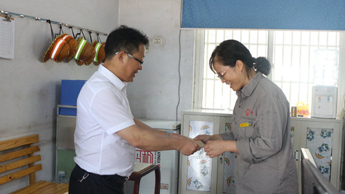 王大真到宜都園區(qū)、股份公司看望慰問基層黨員(圖5)