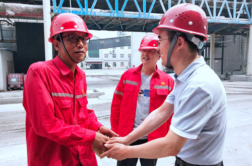 集團(tuán)領(lǐng)導(dǎo)看望慰問(wèn)離退休黨員、基層困難黨員和年輕黨員(圖2)