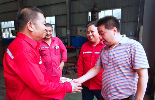 集團(tuán)領(lǐng)導(dǎo)看望慰問(wèn)離退休黨員、基層困難黨員和年輕黨員(圖6)