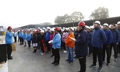 熱火朝天！集團總部140余人到股份公司氯堿分廠開展勞動(圖1)