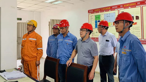 王大真到松滋肥業(yè)現(xiàn)場辦公(圖1) 王大真到松滋肥業(yè)現(xiàn)場辦公(圖1)