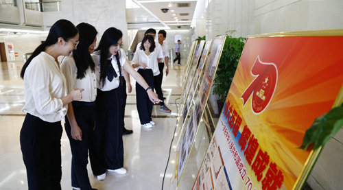 集團(tuán)總部舉行《偉大歷程 輝煌成就——慶祝中華人民共和國成立70周年》圖片展(圖2) 集團(tuán)總部舉行《偉大歷程 輝煌成就——慶祝中華人民共和國成立70周年》圖片展(圖2)