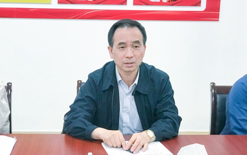 周金平到實訓基地現(xiàn)場辦公(圖2) 周金平到實訓基地現(xiàn)場辦公(圖2)