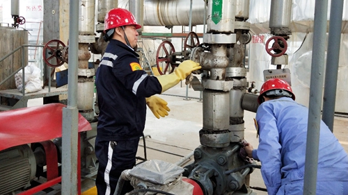 集團(tuán)領(lǐng)導(dǎo)干部深入基層一線勞動(dòng)(圖4) 集團(tuán)領(lǐng)導(dǎo)干部深入基層一線勞動(dòng)(圖4)