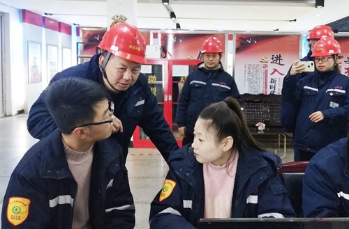 張忠華到雙環(huán)公司現(xiàn)場(chǎng)調(diào)研(圖1) 張忠華到雙環(huán)公司現(xiàn)場(chǎng)調(diào)研(圖1)