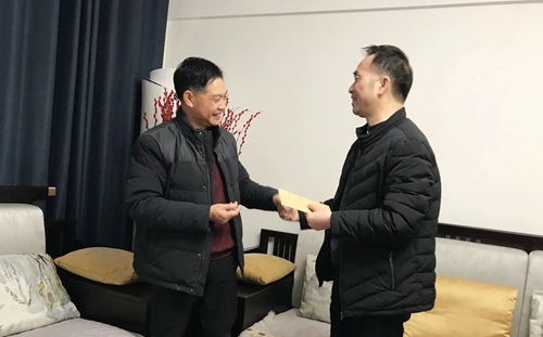 集團(tuán)領(lǐng)導(dǎo)春節(jié)前走訪慰問一線職工、困難職工和離退休老干部(圖2)