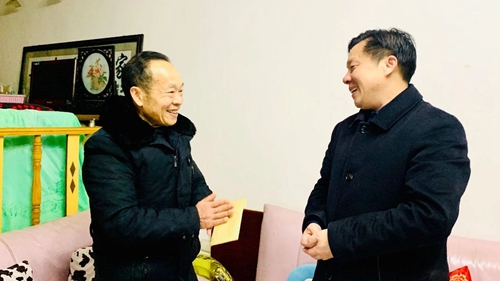 集團(tuán)領(lǐng)導(dǎo)春節(jié)前走訪慰問一線職工、困難職工和離退休老干部(圖3)