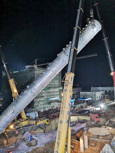 TMP項目最大最高最重單體設(shè)備成功吊裝(圖2) TMP項目最大最高最重單體設(shè)備成功吊裝(圖2)