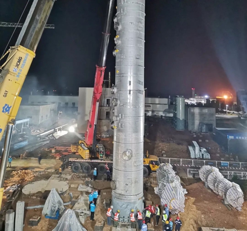 TMP項目最大最高最重單體設(shè)備成功吊裝(圖1) TMP項目最大最高最重單體設(shè)備成功吊裝(圖1)