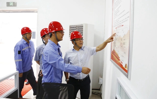 王大真帶隊到松滋肥業(yè)氟化鋁項目現(xiàn)場慰問(圖1) 王大真帶隊到松滋肥業(yè)氟化鋁項目現(xiàn)場慰問(圖1)