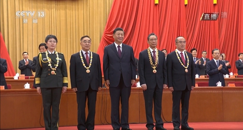 向抗疫英雄致敬！宜化集團(tuán)組織收看全國(guó)抗擊新冠肺炎疫情表彰大會(huì)(圖1)