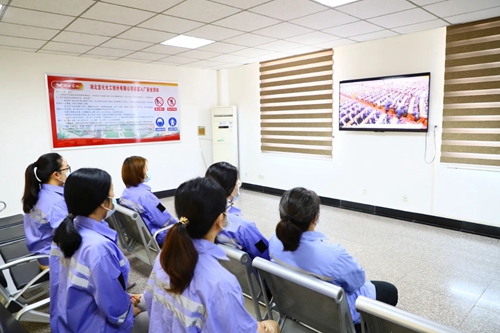 向抗疫英雄致敬！宜化集團(tuán)組織收看全國(guó)抗擊新冠肺炎疫情表彰大會(huì)(圖4)