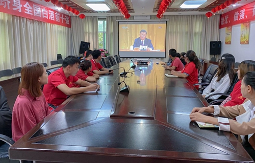 向抗疫英雄致敬！宜化集團(tuán)組織收看全國(guó)抗擊新冠肺炎疫情表彰大會(huì)(圖6)