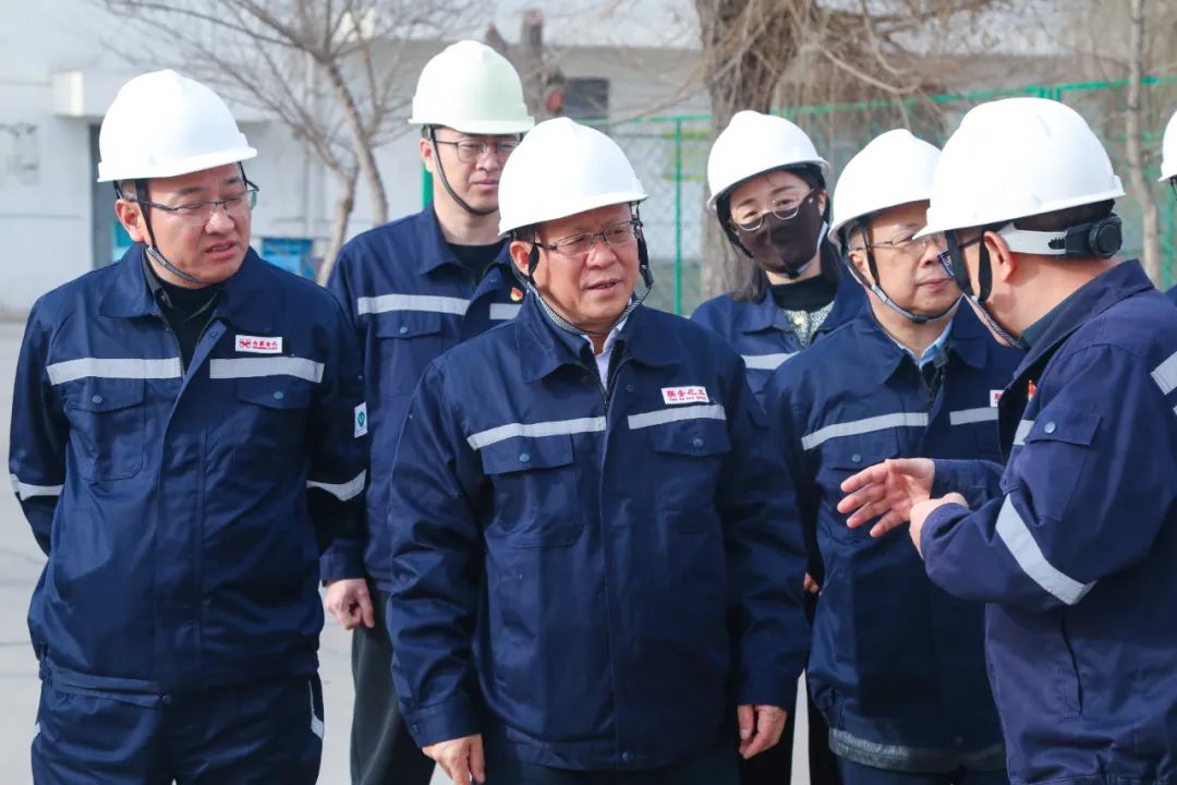 王大真到內(nèi)蒙片區(qū)現(xiàn)場辦公(圖4) 王大真到內(nèi)蒙片區(qū)現(xiàn)場辦公(圖4)