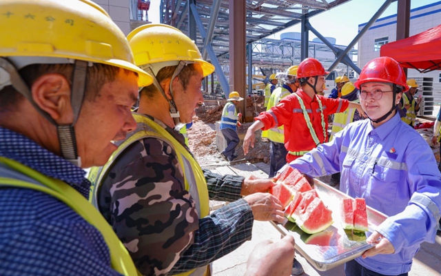 酷暑送清涼，關(guān)懷沁人心！宜化田家河園區(qū)全力保障職工高溫作業(yè)安全(圖1)