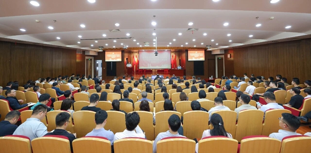 宜化集團(tuán)黨委理論學(xué)習(xí)中心組舉行集體（擴(kuò)大）學(xué)習(xí)(圖1)