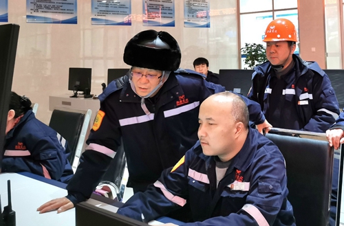 集團領導春節(jié)前走訪慰問一線職工、困難職工和離退休老干部